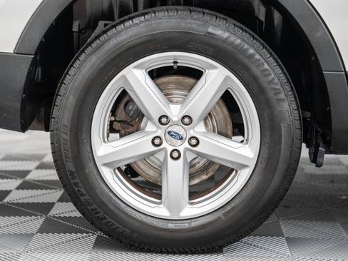 Used 2017 Ford Explorer XLT w/ Equipment Group 202A AWD/4WD image 19
