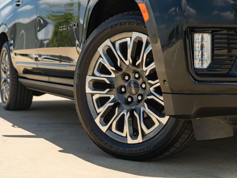 Used 2023 GMC Yukon XL Denali Ultimate AWD/4WD image 2