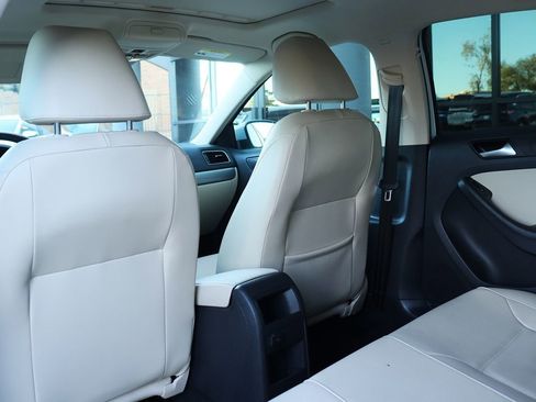 Used 2017 Volkswagen Jetta SE image 31