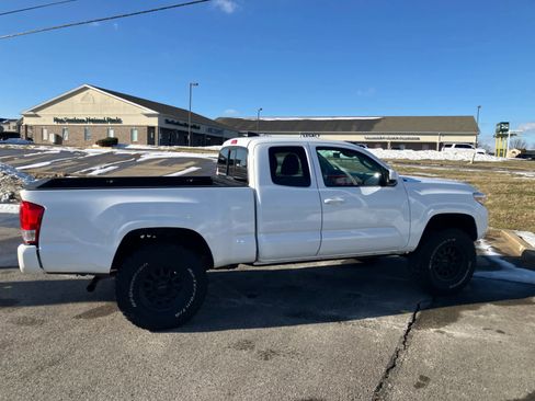 Used 2019 Toyota Tacoma SR image 9