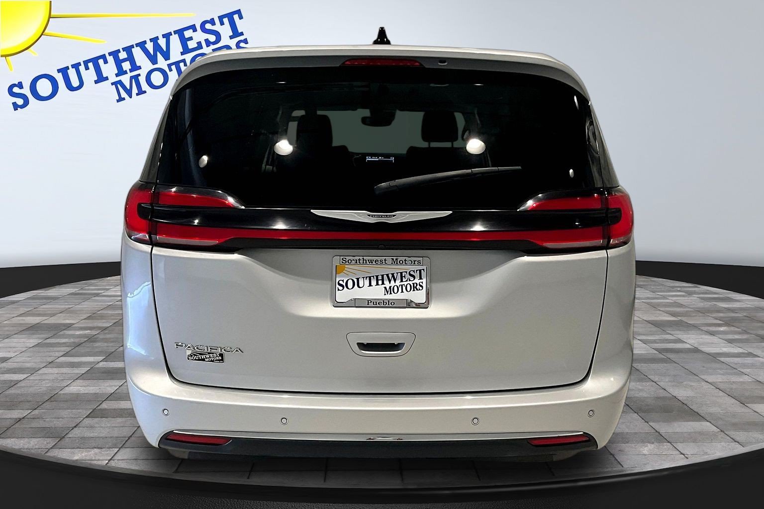 Used 2024 Chrysler Pacifica Touring-L FWD image 6