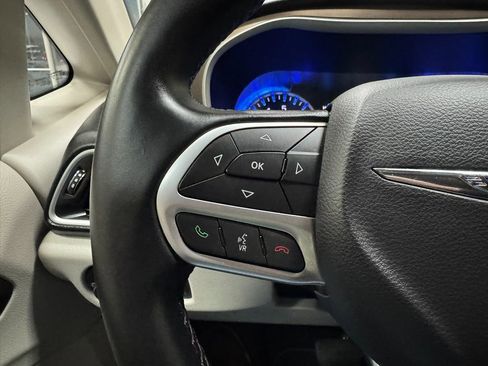 Used 2017 Chrysler Pacifica Touring-L w/ Tire & Wheel Group image 34