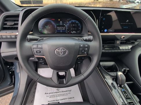 Certified 2025 Toyota Crown Signia image 27