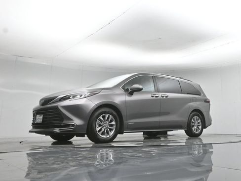 Used 2021 Toyota Sienna XLE FWD image 49