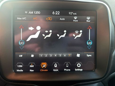 Used 2021 Jeep Renegade Latitude w/ Luxury Group II AWD/4WD image 17