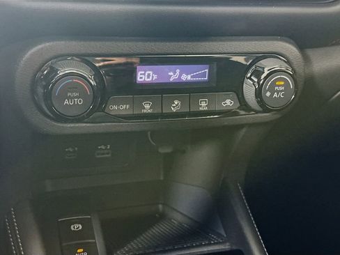 Used 2023 Nissan Kicks SR image 18