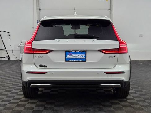 Used 2025 Volvo V60 B5 Cross Country Plus image 12