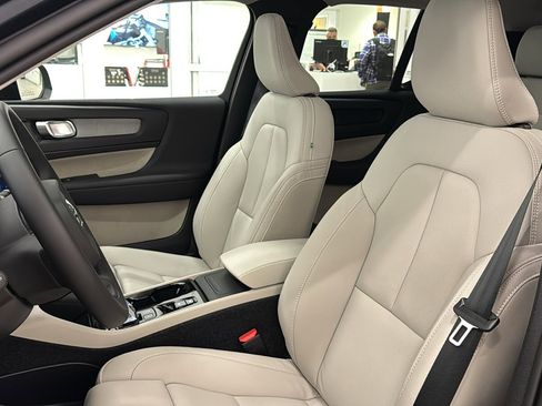 Used 2026 Volvo XC40 B4 Plus w/ Climate Package image 23