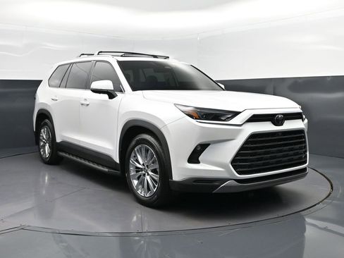 Used 2025 Toyota Grand Highlander AWD image 9