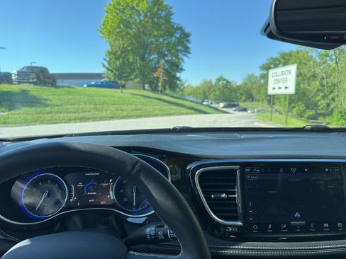 Used 2023 Chrysler Pacifica Limited FWD image 11