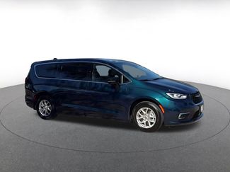 Used 2025 Chrysler Pacifica Select video 2