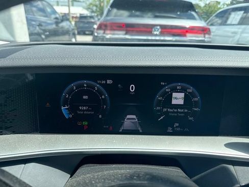 Used 2025 Volkswagen Tiguan SE w/ Panoramic Sunroof Package AWD/4WD image 23