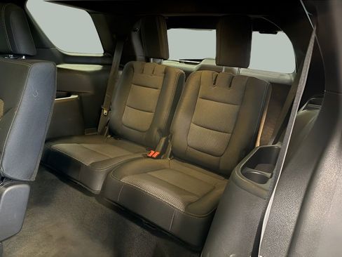 Used 2017 Ford Explorer XLT FWD image 18