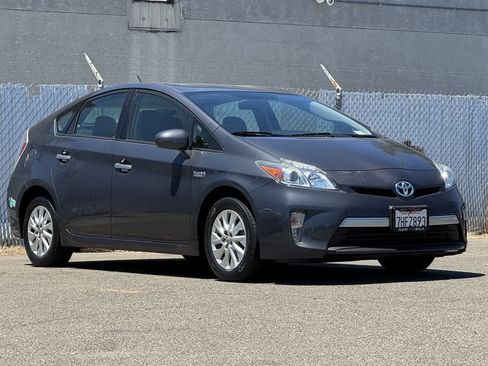 Used 2015 Toyota Prius Prime Plug-In Hybrid FWD image 7