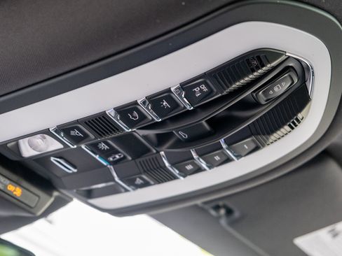 Used 2025 Porsche Macan image 29