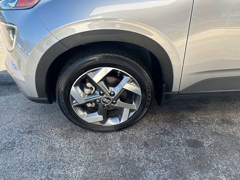 Used 2024 Hyundai Venue SEL image 9
