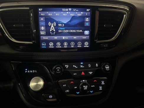 Used 2020 Chrysler Pacifica Limited image 40