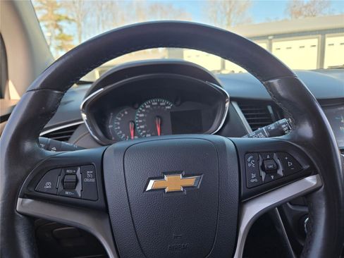 Used 2017 Chevrolet Trax LT w/ LT Convenience Package FWD image 29
