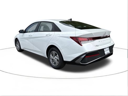 New 2026 Hyundai Elantra SE FWD image 5