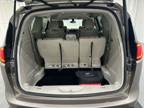 Used 2018 Chrysler Pacifica Limited FWD image 23