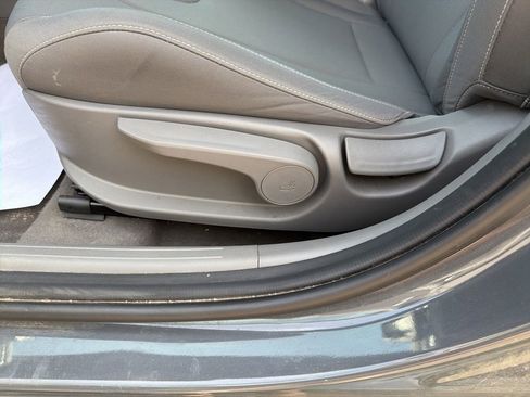 Used 2025 Hyundai Elantra Hybrid FWD image 15