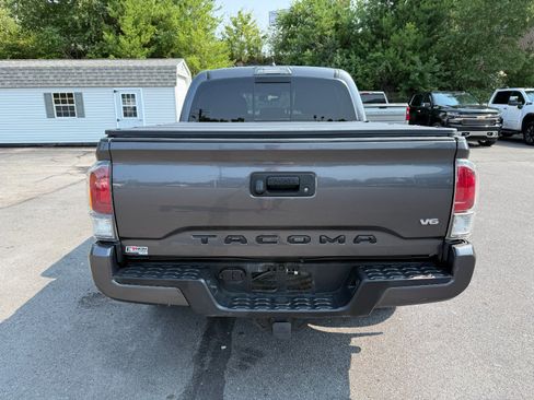 Used 2022 Toyota Tacoma TRD Sport AWD/4WD image 4