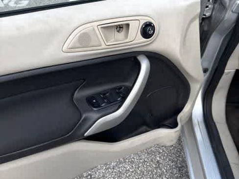 Used 2011 Ford Fiesta SE w/ Super Fuel Economy Pkg FWD image 9