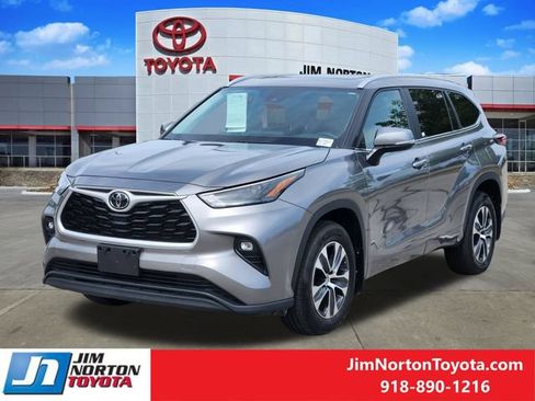 Used 2025 Toyota Highlander XLE AWD/4WD image 3