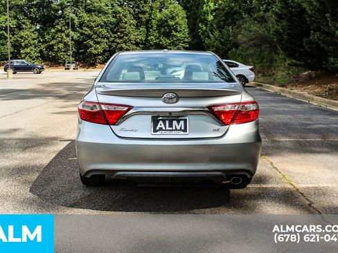 Used 2015 Toyota Camry SE w/ Moonroof Package FWD image 9