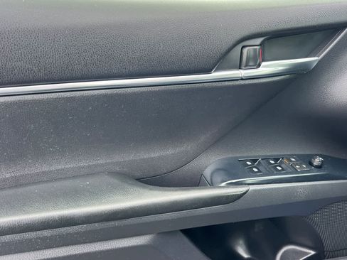 Used 2018 Toyota Camry LE image 12