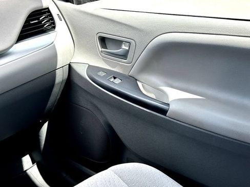 Used 2020 Toyota Sienna LE FWD image 26