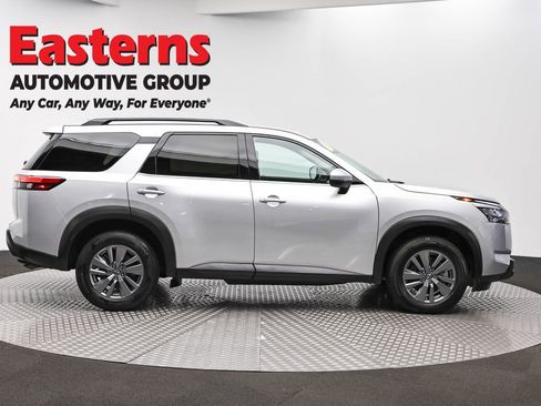 Used 2025 Nissan Pathfinder SV FWD image 4