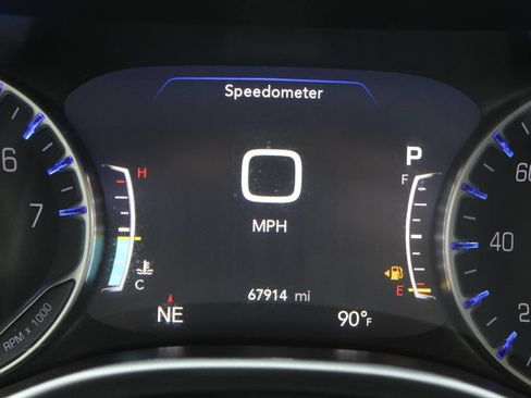 Used 2024 Chrysler Pacifica Touring-L FWD image 10