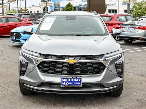 Used 2025 Chevrolet Trax LT FWD image 2