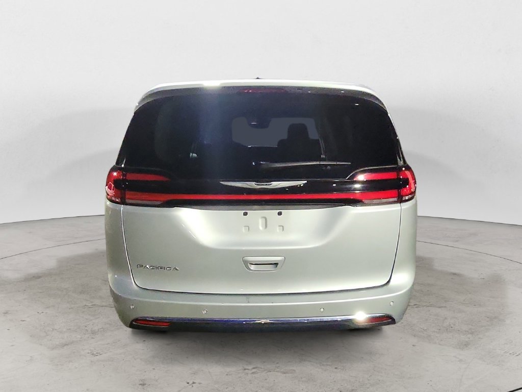 Used 2024 Chrysler Pacifica Touring-L FWD image 4