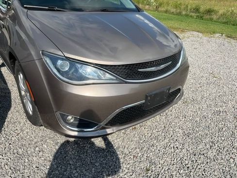 Used 2017 Chrysler Pacifica Touring-L FWD image 2