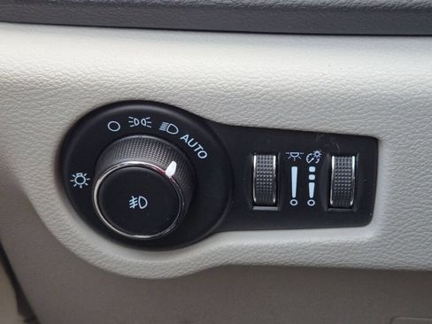 Used 2023 Chrysler Pacifica Touring-L FWD image 20