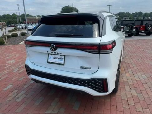 Used 2026 Volkswagen Tiguan SE R-Line FWD image 2