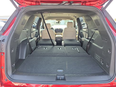 Used 2023 Chevrolet Traverse Premier FWD image 7