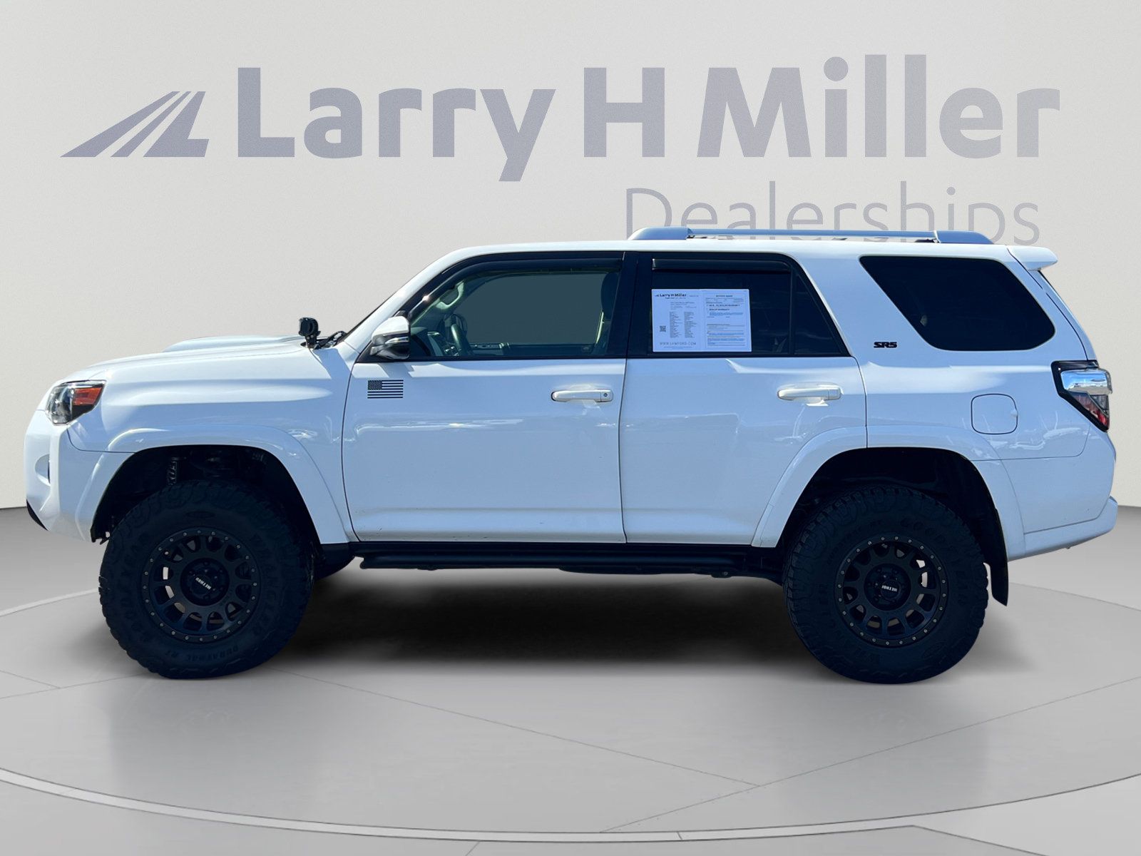 Used 2018 Toyota 4Runner SR5 Premium AWD/4WD image 2