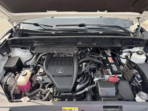 Used 2023 Toyota Highlander XLE image 3