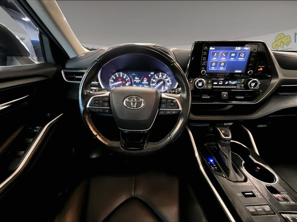 Used 2020 Toyota Highlander XLE AWD/4WD image 18