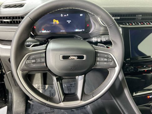 Used 2023 Jeep Grand Cherokee Laredo image 11