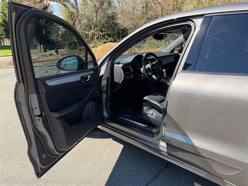 Used 2015 Porsche Macan Turbo image 25