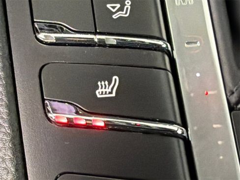 Used 2021 Porsche Macan image 32