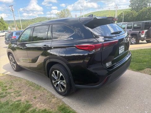 Used 2021 Toyota Highlander XLE AWD/4WD image 5