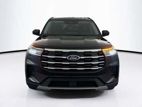 Used 2025 Ford Explorer Active AWD/4WD image 2