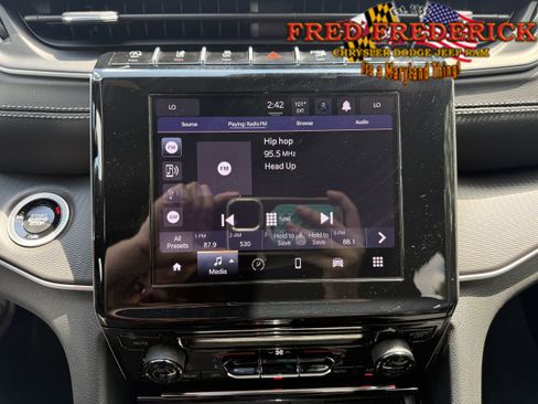 Used 2025 Jeep Grand Cherokee Laredo X AWD/4WD image 12