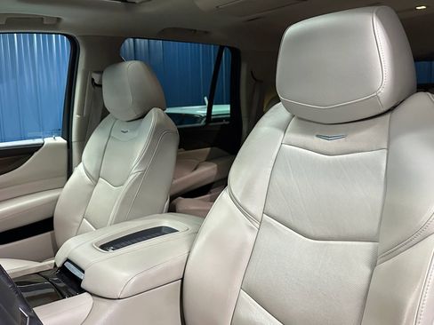 Used 2019 Cadillac Escalade Premium Luxury image 9