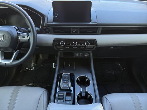 Used 2025 Honda Pilot Touring image 8